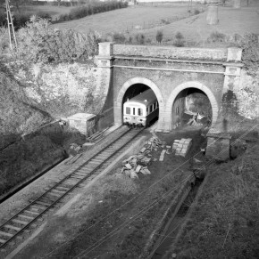 Godarville, - BD-7425 - autorail type 605 - 1969-04-27 Godarville tunnel - André DAGANT.jpg